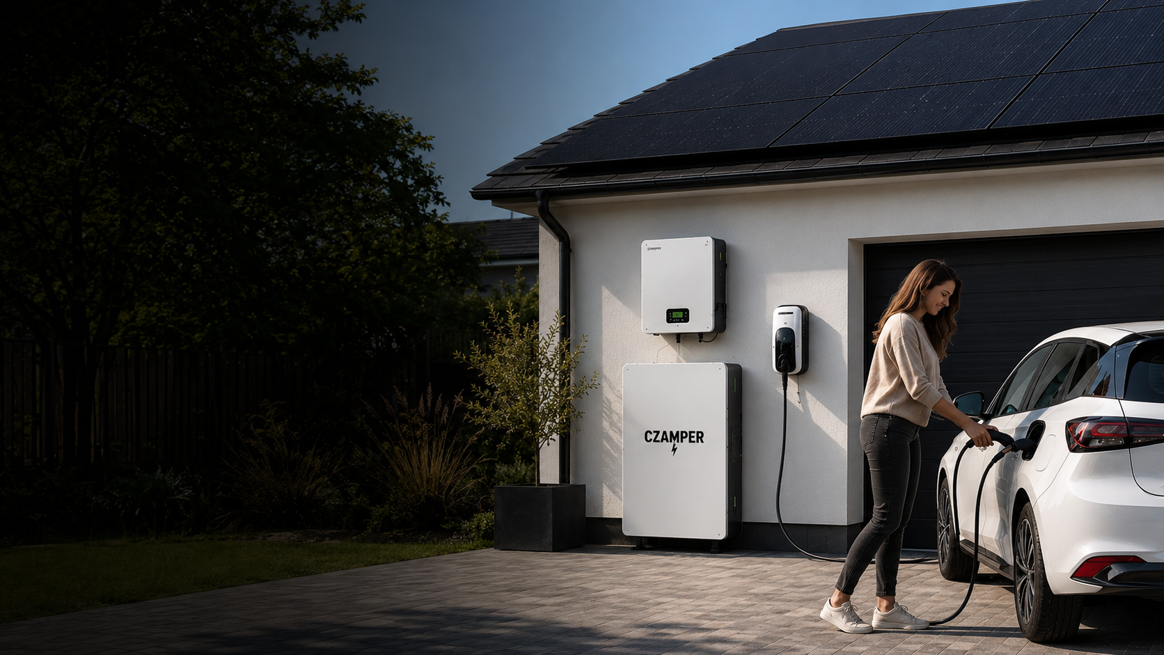 Dom z fotowoltaiką full black, białym falownikiem i białym magazynem energii z logo CZAMPER oraz ładowarką EV — kobieta naturalnie ładująca samochód elektryczny